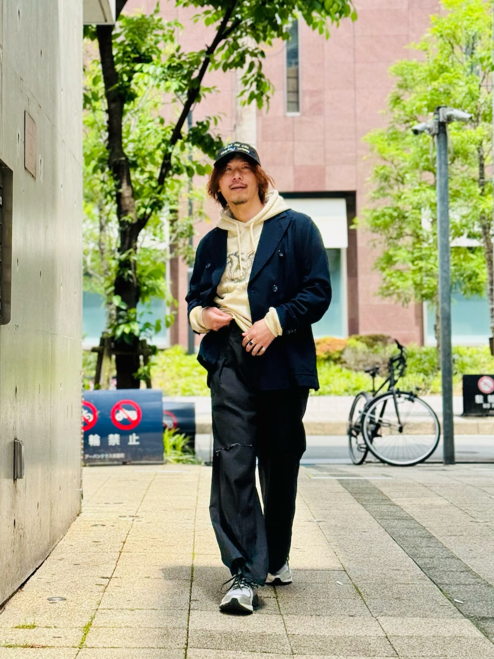 「やっぱり帽子が好き、ジャケット、スラックス、きれいめカジュアル、ZARA、古着MIX、レイヤードスタイル」｜「sacai × PORTERのアイテム（バックパック/リュック、シルバー系）」を使った、ちゃんまつ:Reさん（メンズ・166cm）の春コーディネートの2枚目の写真