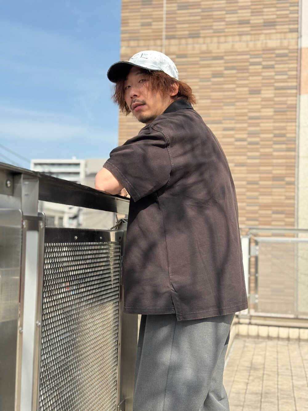 「ジャケットスタイル、スラックス、ワイドパンツ、ネイビー×グレー、ポロシャツ」｜「RHYTHRのアイテム（ポロシャツ、ブラック系）」を使った、ちゃんまつ:Reさん（メンズ・166cm）の春コーディネートの2枚目の写真