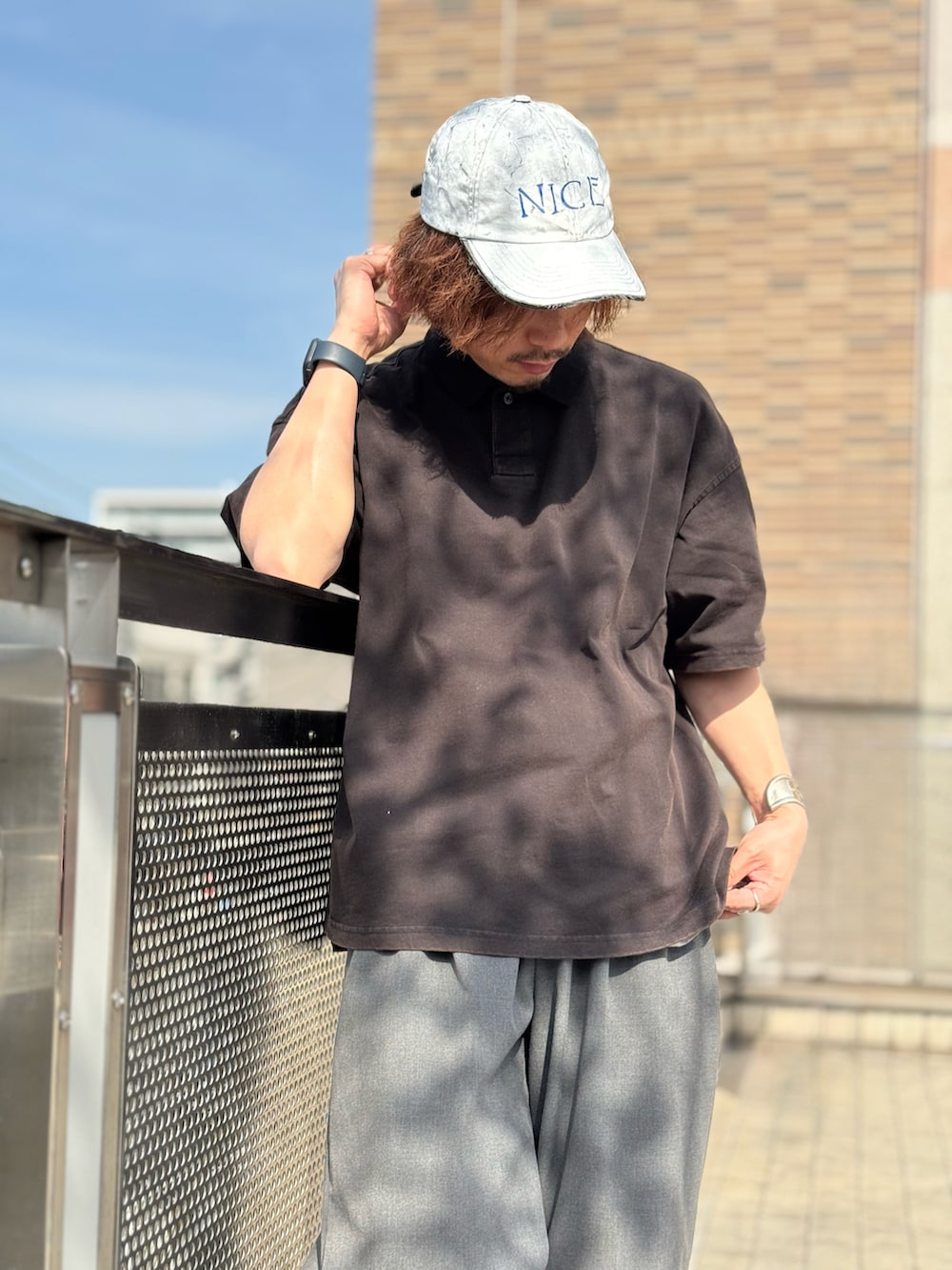 「ジャケットスタイル、スラックス、ワイドパンツ、ネイビー×グレー、ポロシャツ」｜「RHYTHRのアイテム（ポロシャツ、ブラック系）」を使った、ちゃんまつ:Reさん（メンズ・166cm）の春コーディネートの5枚目の写真
