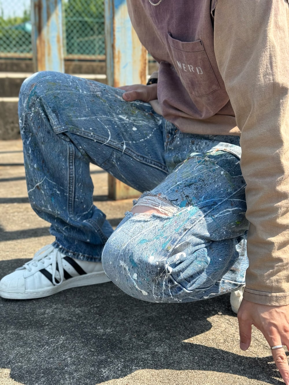 「リメイク、シアーシャツ、ダメージデニムパンツ、古着MIX、adidas」｜「adidas Originalsの＜adidas Originals＞ スーパースター 82/スニーカー（スニーカー、ホワイト系）」を使った、ちゃんまつ:Reさん（メンズ・166cm）の春コーディネートの4枚目の写真