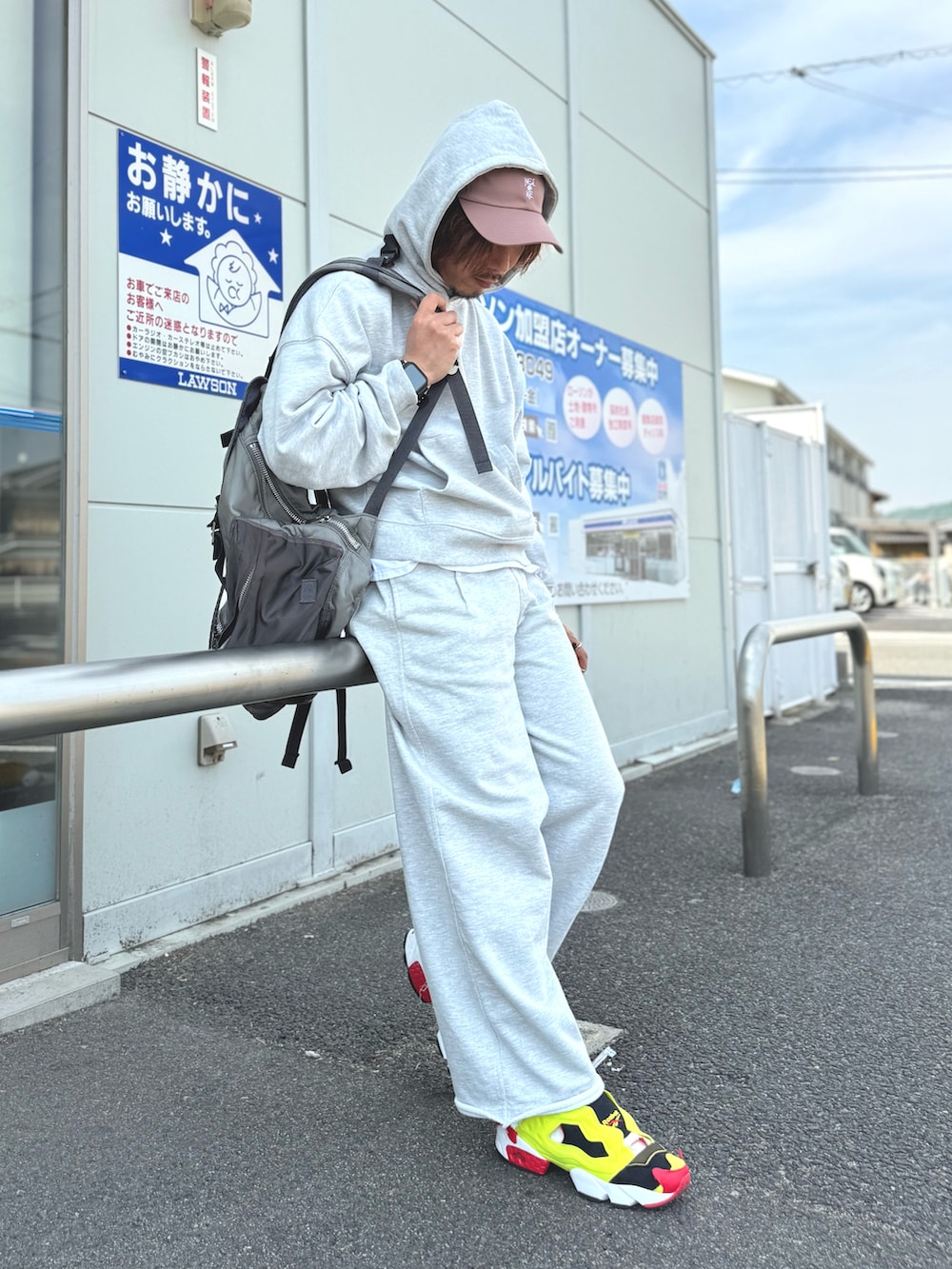 「セットアップ、スウェット、パーカー、ショート丈トップス、ワイドパンツ」｜「ZARAのアイテム（パーカー、グレー系）」を使った、ちゃんまつ:Reさん（メンズ・166cm）の春コーディネートの5枚目の写真