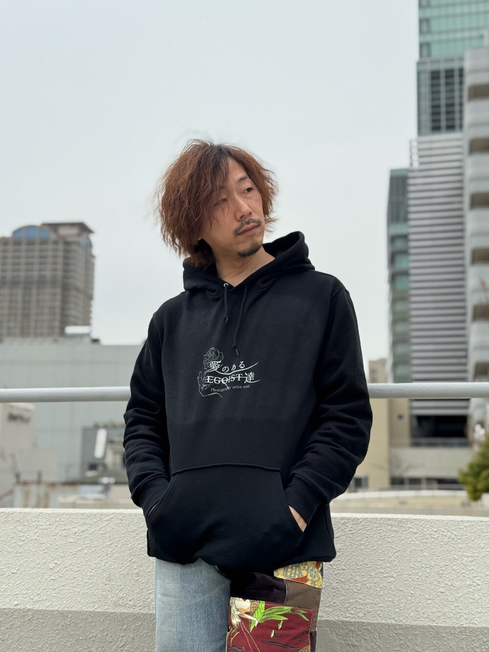 ホワイト系のスニーカー、ブルー系のデニムジャケット、ブルー系のデニムパンツを着用したメンズの春コーディネートの5枚目の写真
