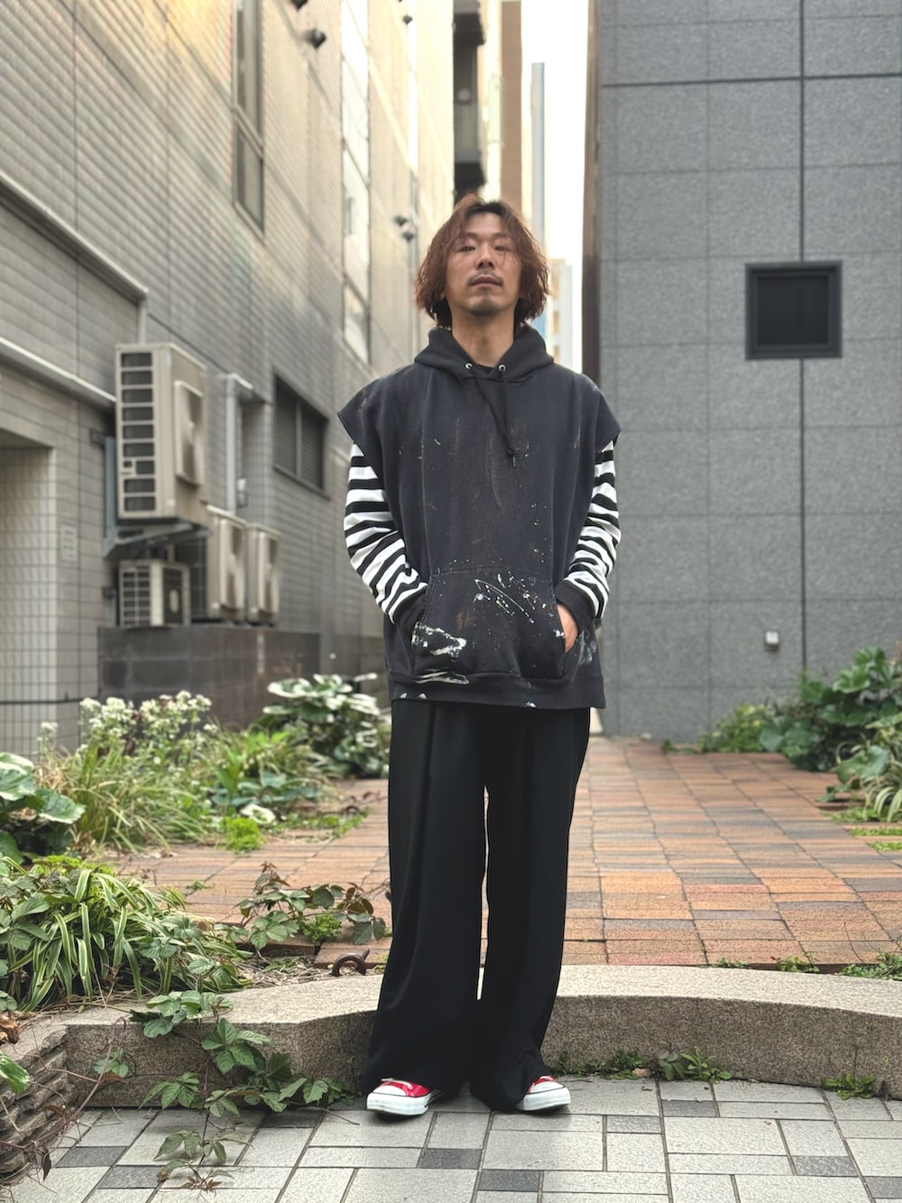 「デニムベスト、レイヤードスタイル、ボーダートップス、ノースリーブ、ワイドスラックス、コンバース、ワイルドだろぅ？」｜「usedのアイテム（デニムジャケット、ブルー系）」を使った、ちゃんまつ:Reさん（メンズ・166cm）の春コーディネートの5枚目の写真