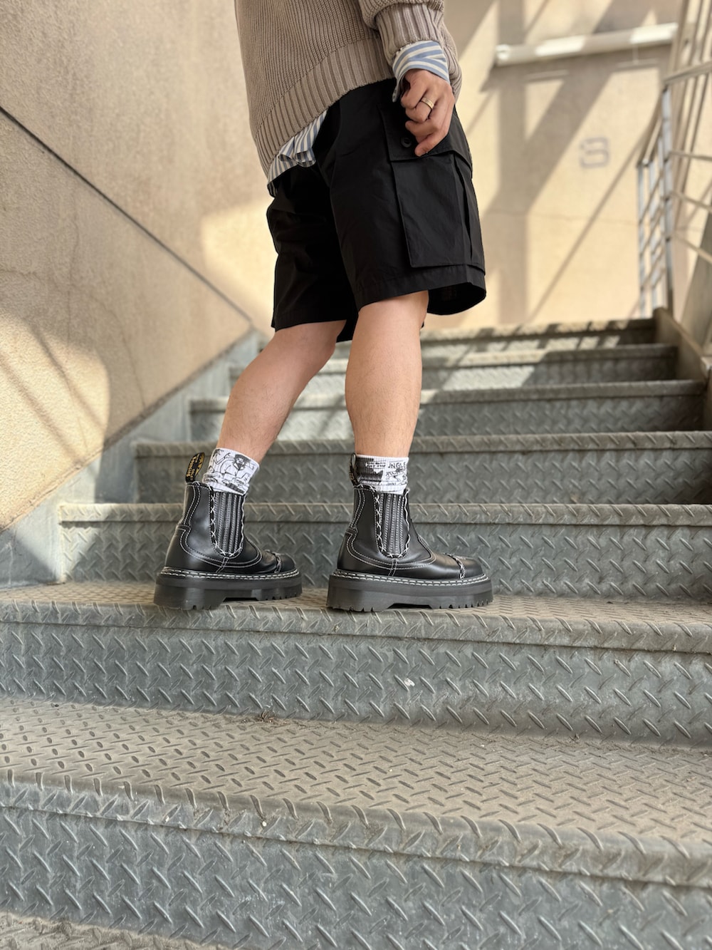 「カーゴパンツ、ストライプシャツ、春コーデ、ブーツ」｜「Dr. MartensのDr. Martens/ドクターマーチン 2976 QUAD ゴシックアメリカーナ チェルシーブーツ 31430001（ブーツ、ブラック系）」を使った、ちゃんまつ:Reさん（メンズ・166cm）の春コーディネートの3枚目の写真