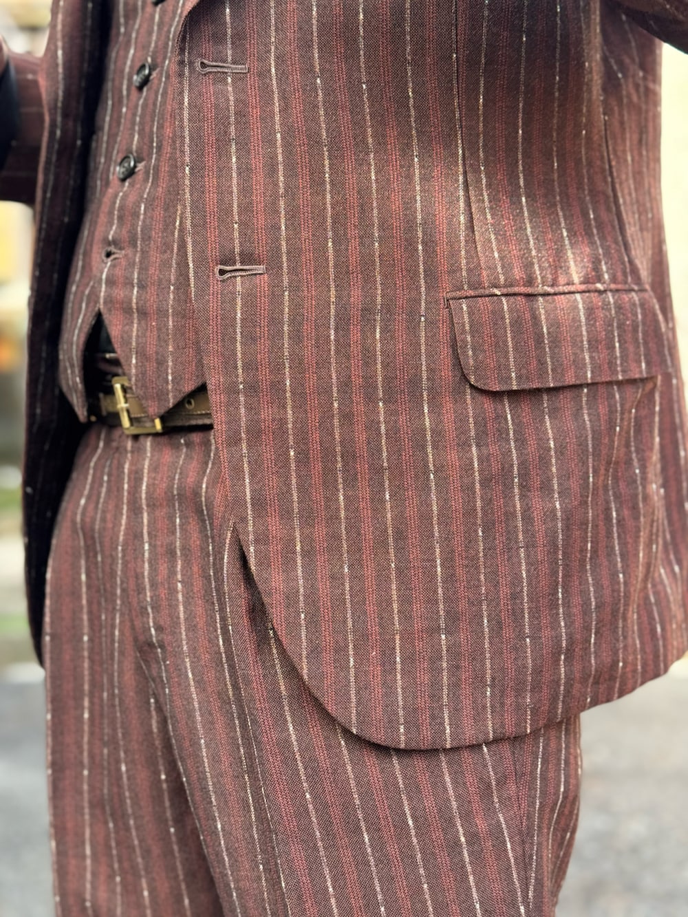 ブラック系のTシャツ/カットソー、ブラウン系のテーラードジャケット、ブラウン系のベストを着用したメンズの秋コーディネートの4枚目の写真