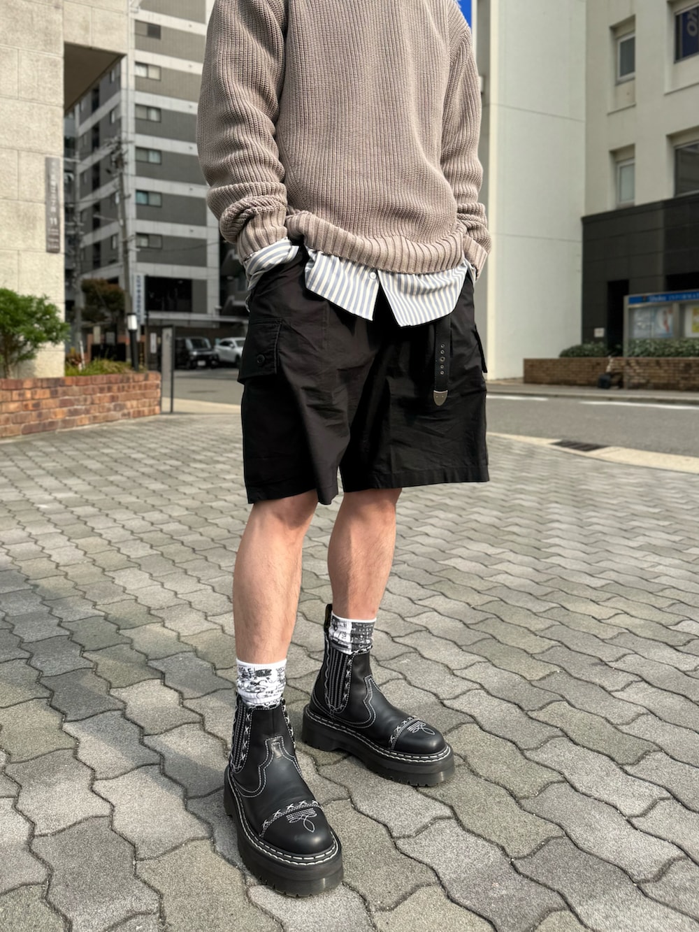「カーゴパンツ、ストライプシャツ、春コーデ、ブーツ」｜「Dr. MartensのDr. Martens/ドクターマーチン 2976 QUAD ゴシックアメリカーナ チェルシーブーツ 31430001（ブーツ、ブラック系）」を使った、ちゃんまつ:Reさん（メンズ・166cm）の春コーディネートの5枚目の写真