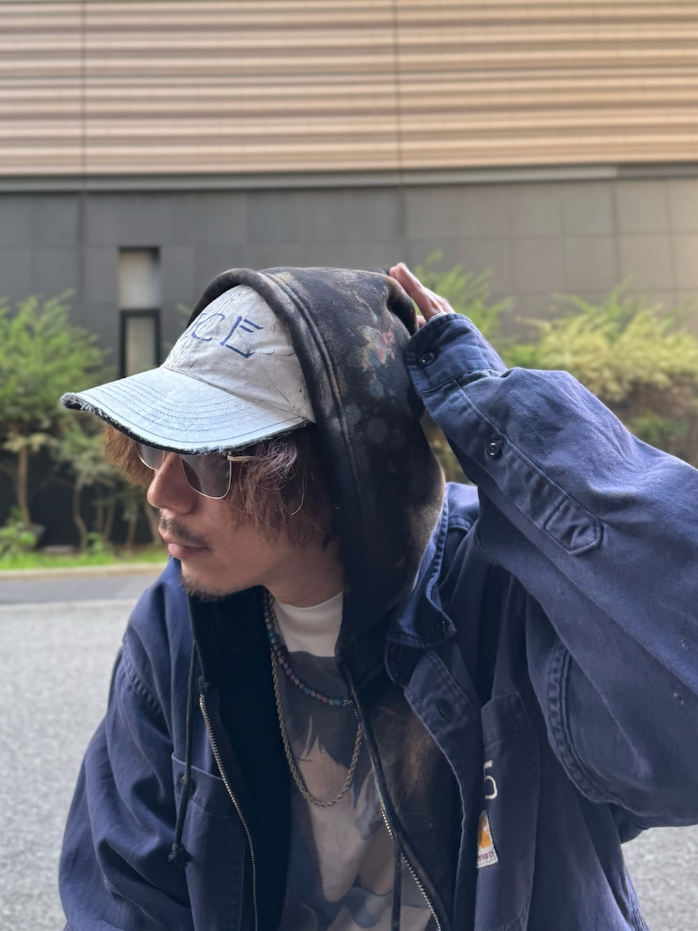 「最近のいい感じコーデ、carhartt、GU、リメイク」｜「GUのアイテム（カーゴパンツ、ブルー系）」を使った、ちゃんまつ:Reさん（メンズ・166cm）の春コーディネートの2枚目の写真