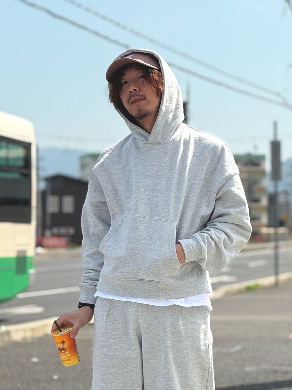 「セットアップ、スウェット、パーカー、ショート丈トップス、ワイドパンツ」｜「ZARAのアイテム（パーカー、グレー系）」を使った、ちゃんまつ:Reさん（メンズ・166cm）の春コーディネートの2枚目の写真