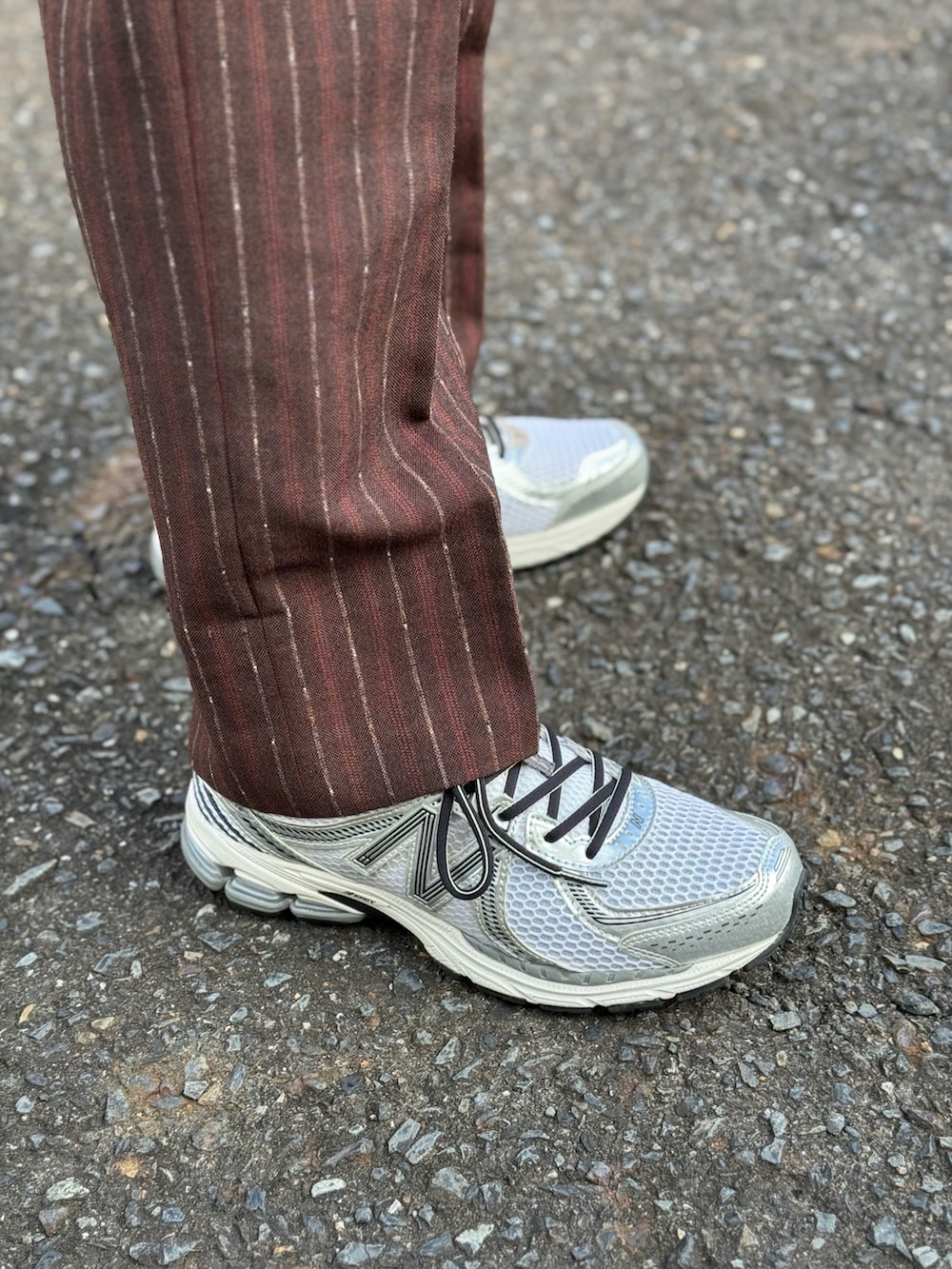 ブラック系のTシャツ/カットソー、ブラウン系のテーラードジャケット、ブラウン系のベストを着用したメンズの秋コーディネートの3枚目の写真