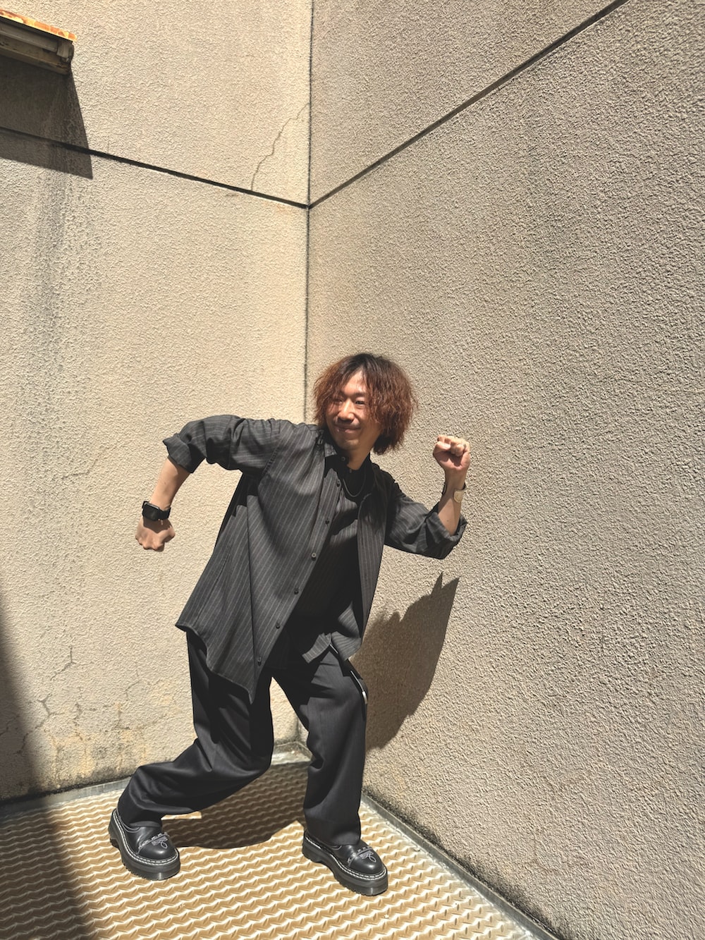 「グレーコーデ、シャツスタイル、スラックス、キレイめ、ワントーンコーデ、古着MIX」｜「SEEALLのアイテム（シャツ/ブラウス、グレー系）」を使った、ちゃんまつ:Reさん（メンズ・166cm）の春コーディネートの4枚目の写真