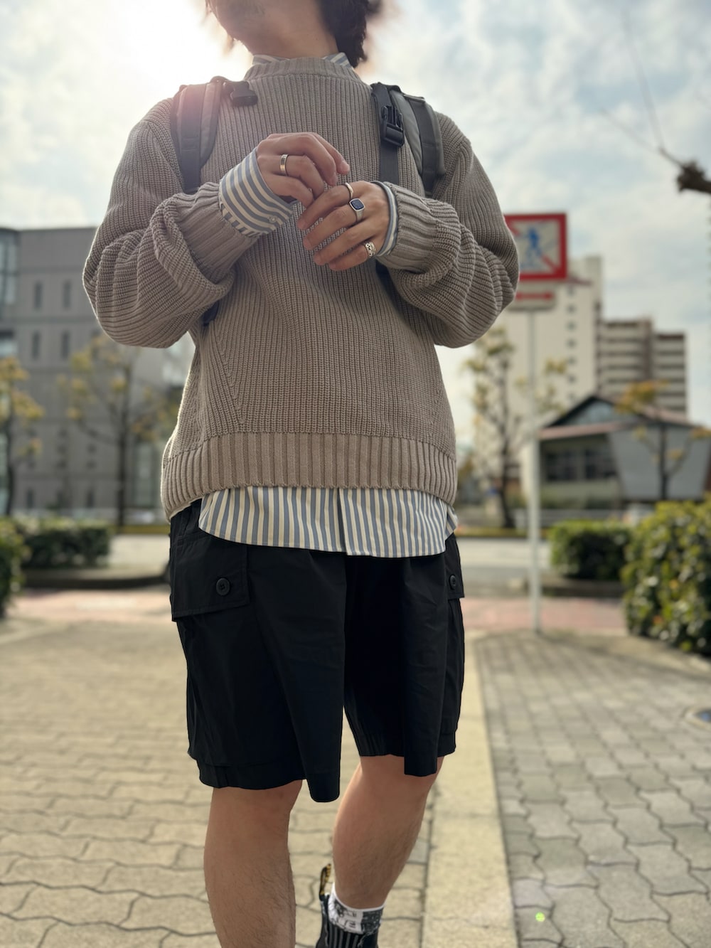 「カーゴパンツ、ストライプシャツ、春コーデ、ブーツ」｜「Dr. MartensのDr. Martens/ドクターマーチン 2976 QUAD ゴシックアメリカーナ チェルシーブーツ 31430001（ブーツ、ブラック系）」を使った、ちゃんまつ:Reさん（メンズ・166cm）の春コーディネートの4枚目の写真