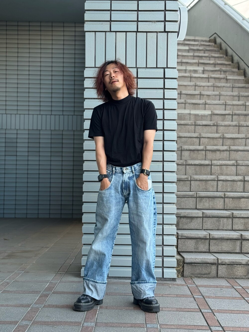 ブラック系のTシャツ/カットソー、ブラック系のブーツ、ブルー系のデニムパンツを着用したメンズの夏コーディネートの2枚目の写真