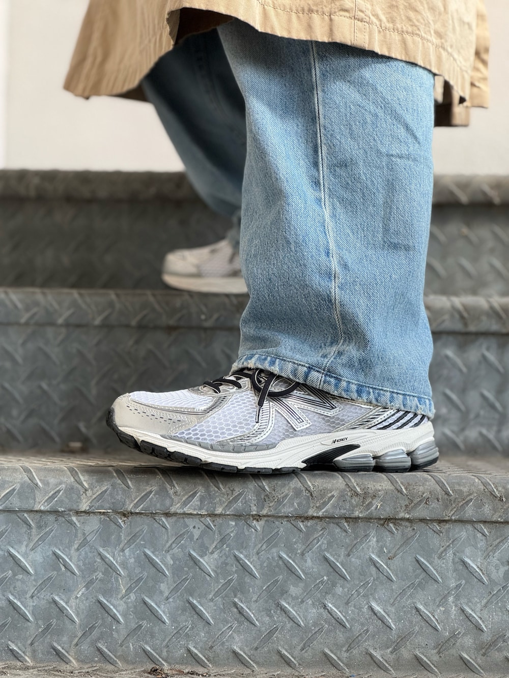 「トレンチコート、古着MIX、春ファッション、春コート、New Balance」｜「SANYOCOATのアイテム（トレンチコート、ベージュ系）」を使った、ちゃんまつ:Reさん（メンズ・166cm）の春コーディネートの3枚目の写真