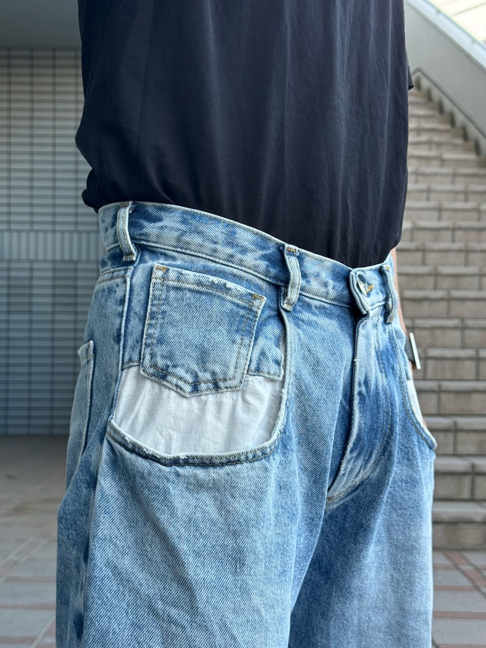 ブラック系のTシャツ/カットソー、ブラック系のブーツ、ブルー系のデニムパンツを着用したメンズの夏コーディネートの3枚目の写真