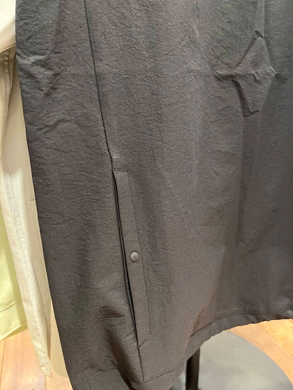 グリーン系のその他パンツ、ブラック系のTシャツ/カットソー、ブラック系のスニーカーを着用したメンズの夏コーディネートの4枚目の写真