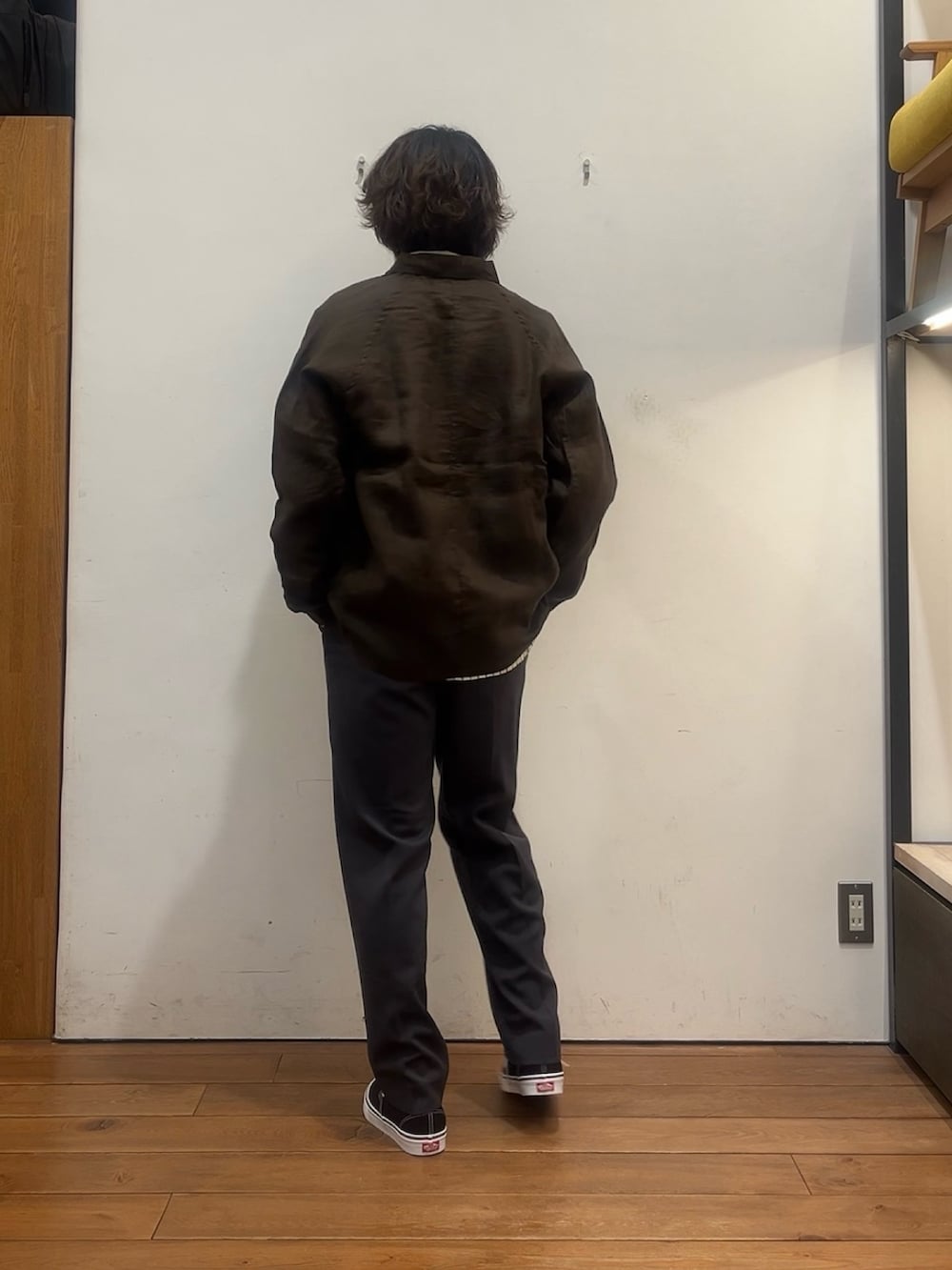 グリーン系のシャツ/ブラウス、ブラウン系のその他アウター、グレー系のその他パンツを着用したメンズの春コーディネートの3枚目の写真