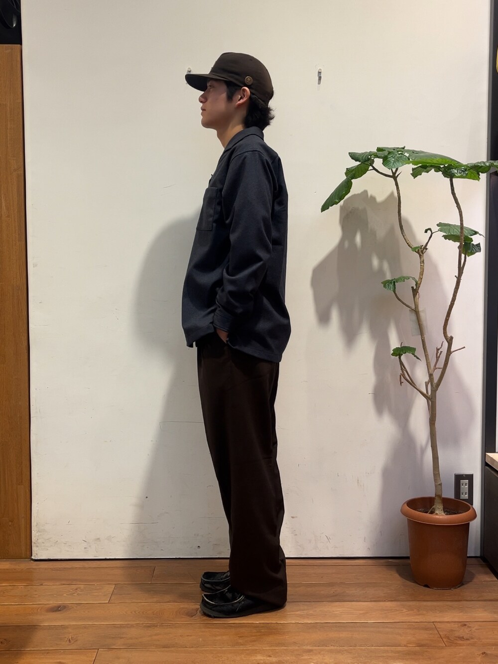ブラウン系のシャツ/ブラウス、ブルー系のシャツ/ブラウス、ブラウン系のその他パンツを着用したメンズの秋コーディネートの2枚目の写真