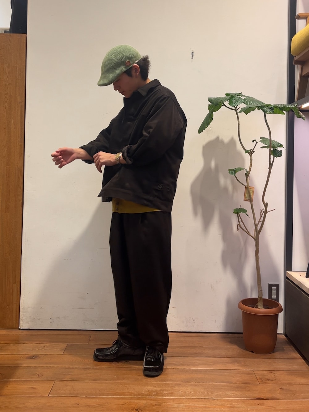 イエロー系のカーディガン/ボレロ、ブラウン系のその他アウター、ブラウン系のその他パンツを着用したメンズの秋コーディネートの2枚目の写真