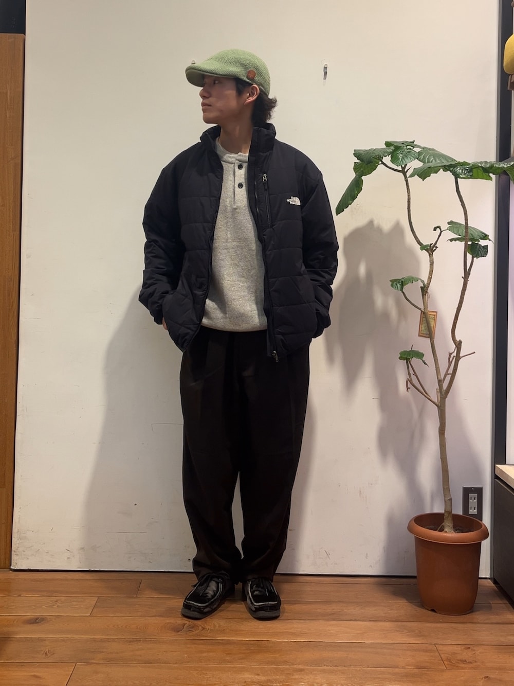 グレー系のニット/セーター、ブラック系のその他アウター、ブラウン系のその他パンツを着用したメンズの秋コーディネートの4枚目の写真
