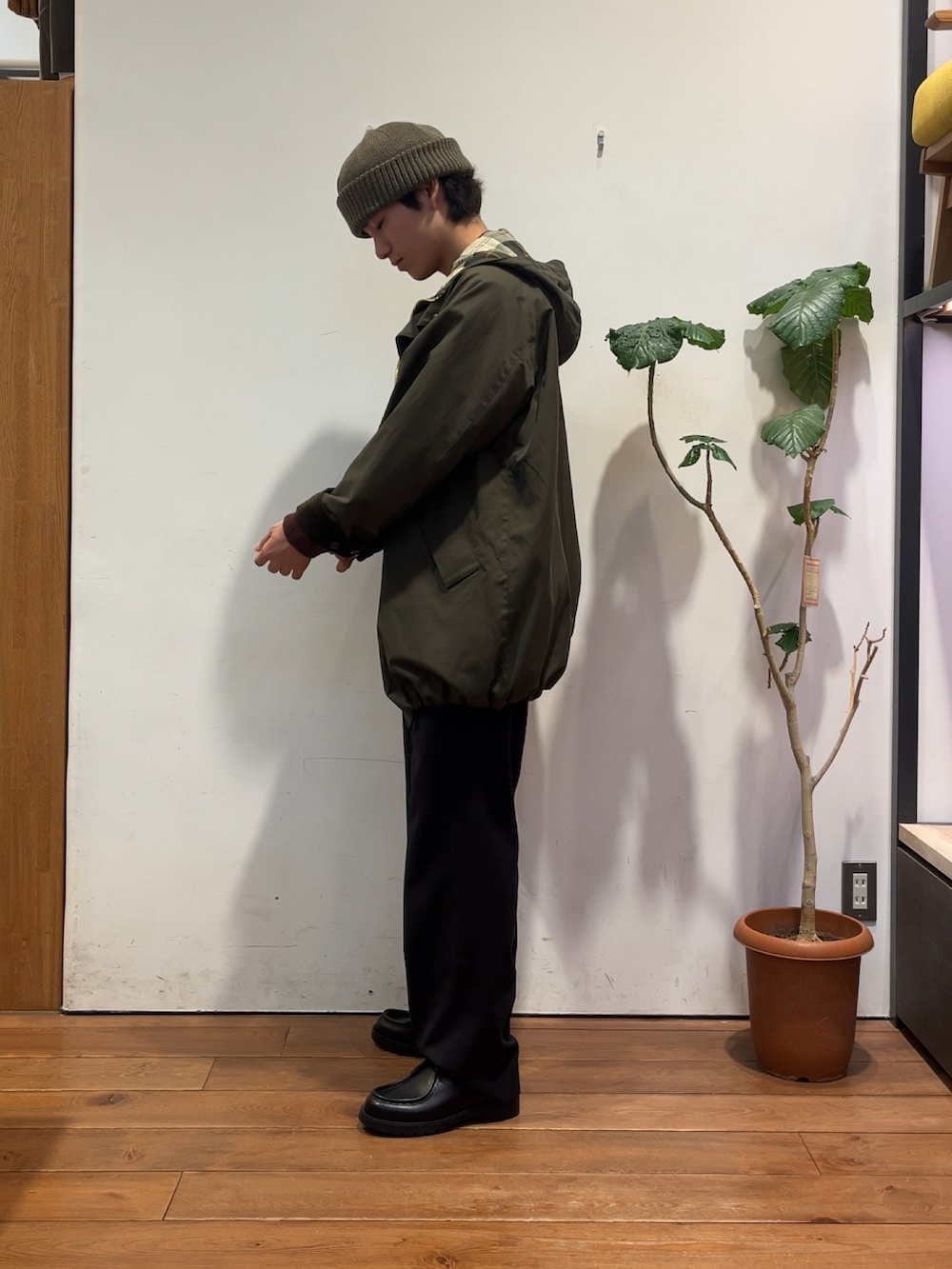 レッド系のカーディガン/ボレロ、グリーン系のその他アウター、ブラック系のその他パンツを着用したメンズの秋コーディネートの2枚目の写真