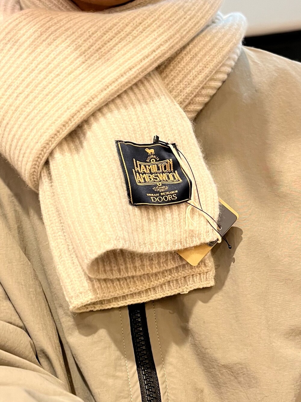 グレー系のその他パンツ、ベージュ系のダウンジャケット/コート、グレー系のスニーカーを着用したメンズの秋コーディネートの4枚目の写真