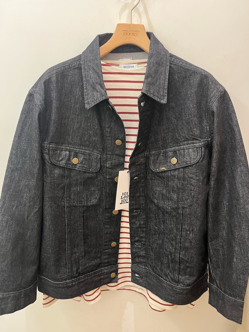 レッド系のTシャツ/カットソー、ブラック系のデニムジャケット、ブラック系のスニーカーを着用したメンズの夏コーディネートの5枚目の写真