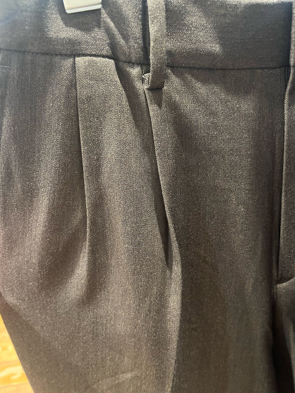 ブラック系のスウェット、ブラウン系のその他パンツ、ブラック系のニットキャップ/ビーニーを着用したメンズの秋コーディネートの4枚目の写真
