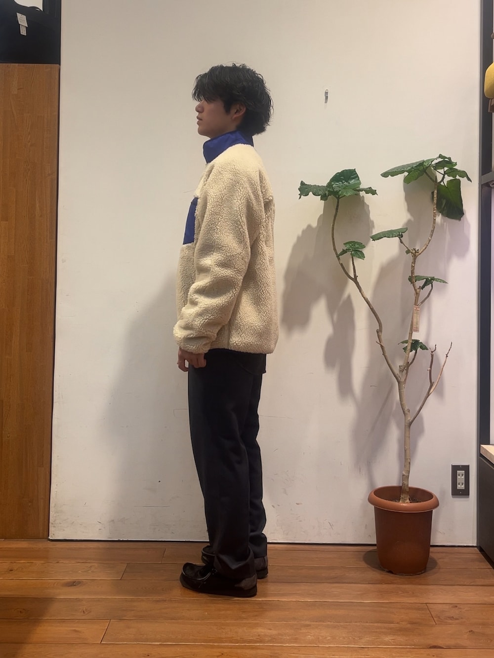 グレー系のその他パンツ、ベージュ系のテーラードジャケット、ブラウン系のシャツ/ブラウスを着用したメンズの秋コーディネートの2枚目の写真