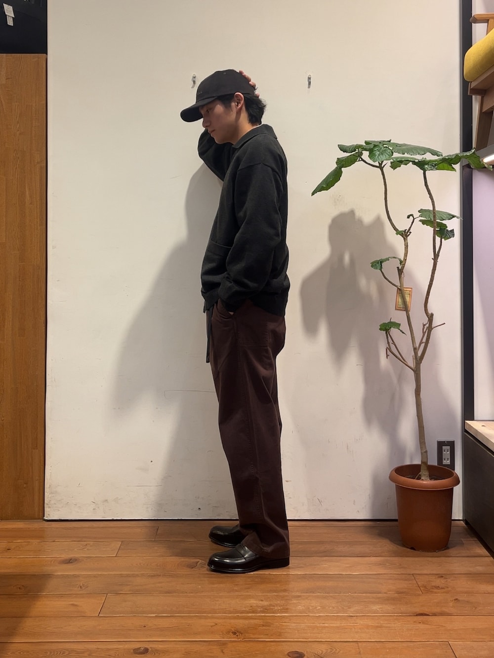 グレー系のカーディガン/ボレロ、ブラウン系のその他パンツ、ブラック系のドレスシューズを着用したメンズの秋コーディネートの2枚目の写真