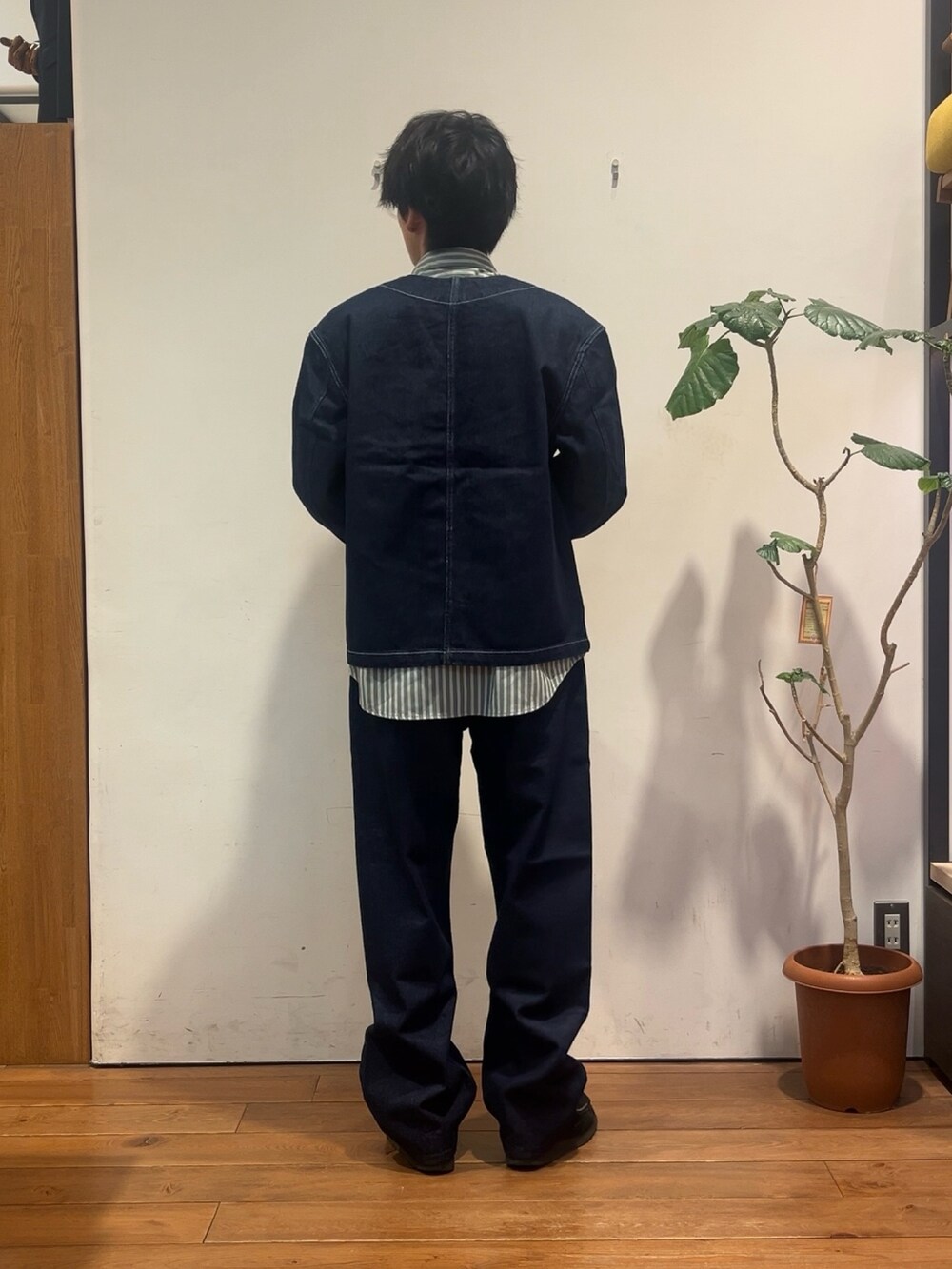 ブルー系のデニムジャケット、ブルー系のデニムパンツを着用したメンズの秋コーディネートの3枚目の写真