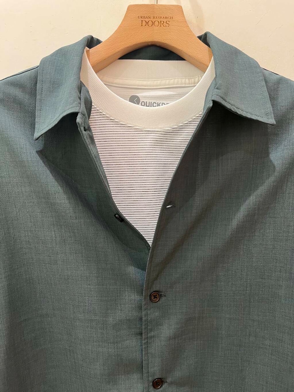 グリーン系のシャツ/ブラウス、ベージュ系のサンダル、ホワイト系のTシャツ/カットソーを着用したメンズの夏コーディネートの4枚目の写真