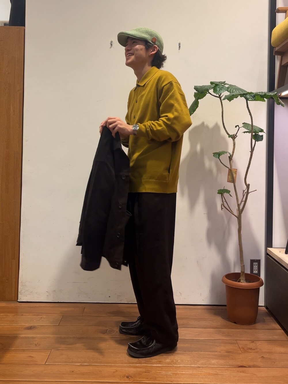 イエロー系のカーディガン/ボレロ、ブラウン系のその他アウター、ブラウン系のその他パンツを着用したメンズの秋コーディネートの4枚目の写真