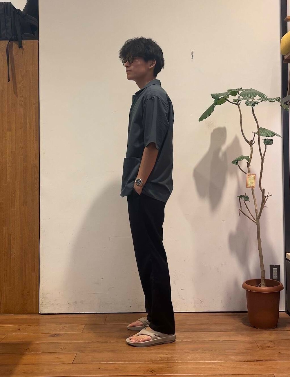 グリーン系のシャツ/ブラウス、ベージュ系のサンダル、ホワイト系のTシャツ/カットソーを着用したメンズの夏コーディネートの2枚目の写真