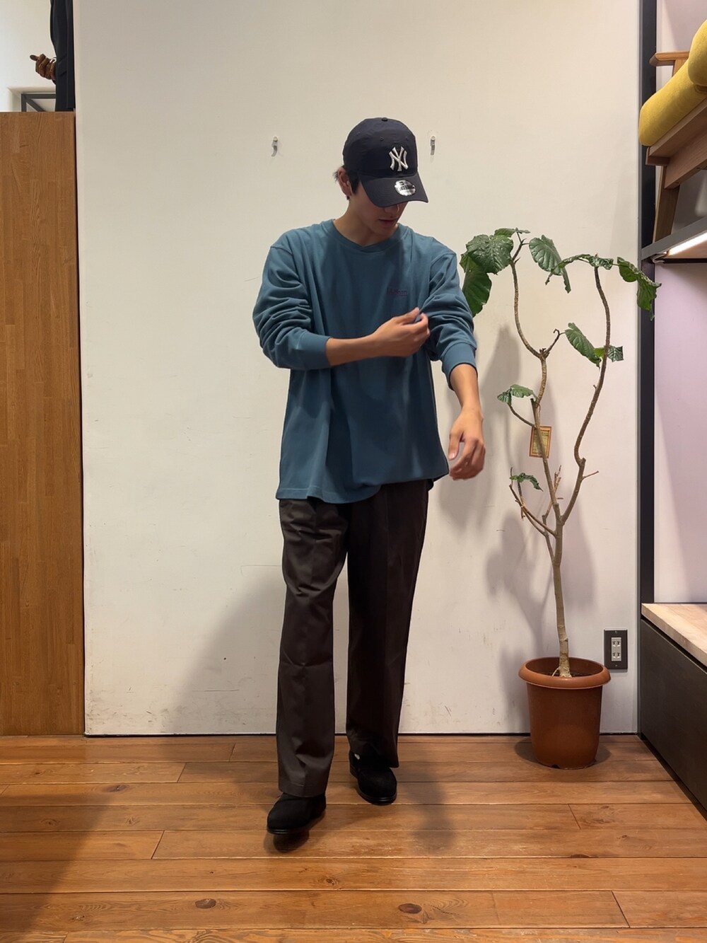 グレー系のその他パンツ、ブラック系のドレスシューズ、ブルー系のTシャツ/カットソーを着用したメンズの夏コーディネートの2枚目の写真