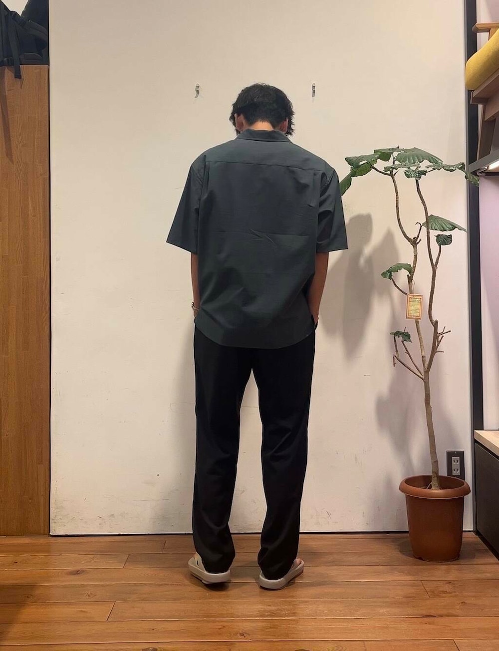 グリーン系のシャツ/ブラウス、ベージュ系のサンダル、ホワイト系のTシャツ/カットソーを着用したメンズの夏コーディネートの3枚目の写真
