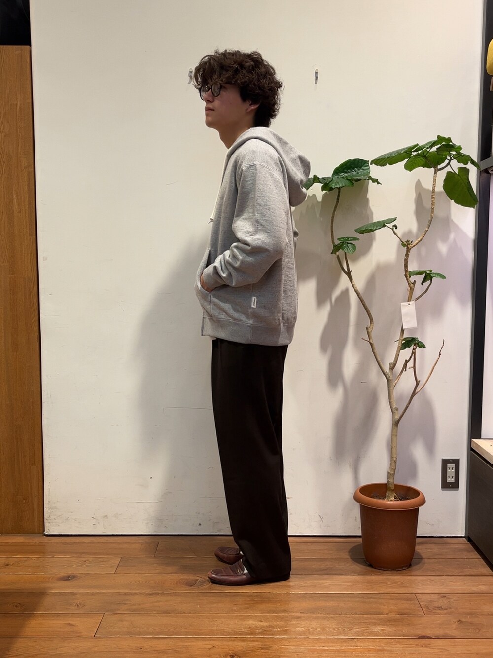 ホワイト系のTシャツ/カットソー、グレー系のパーカー、ブラウン系のその他パンツを着用したメンズの秋コーディネートの2枚目の写真