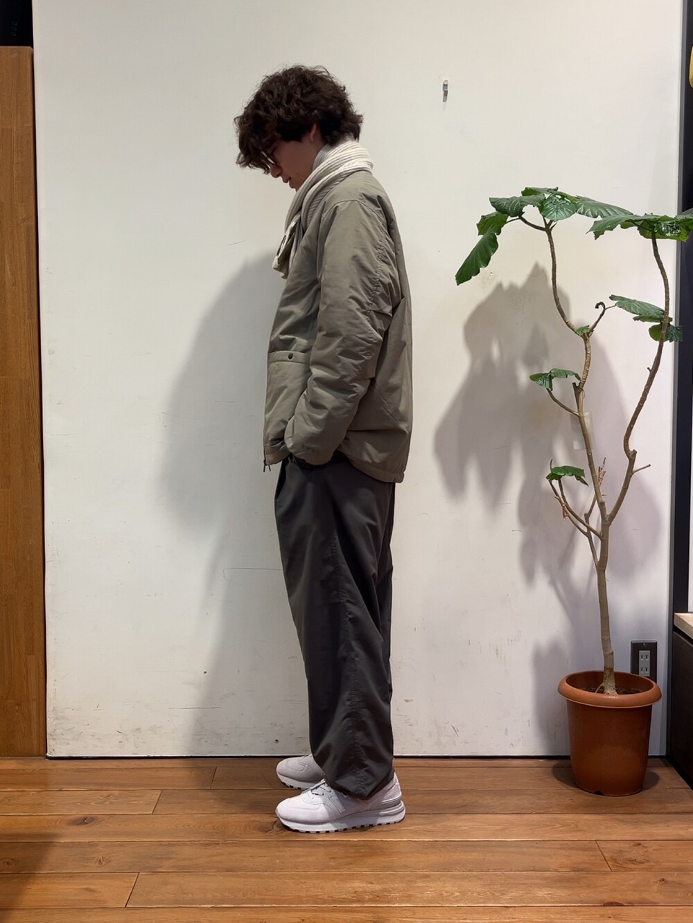 グレー系のその他パンツ、ベージュ系のダウンジャケット/コート、グレー系のスニーカーを着用したメンズの秋コーディネートの2枚目の写真