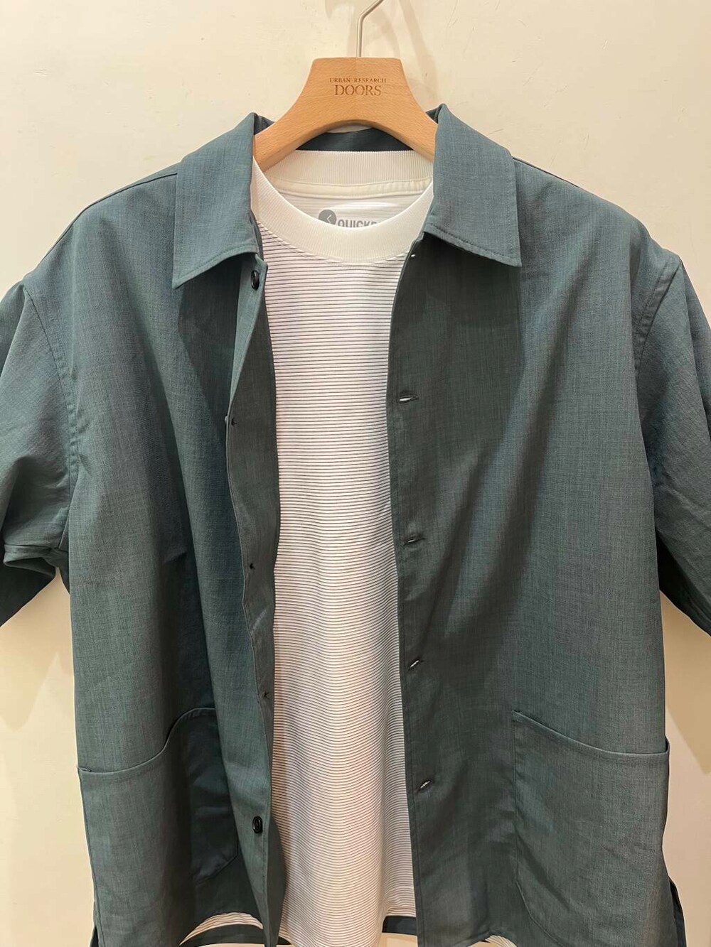 グリーン系のシャツ/ブラウス、ベージュ系のサンダル、ホワイト系のTシャツ/カットソーを着用したメンズの夏コーディネートの5枚目の写真