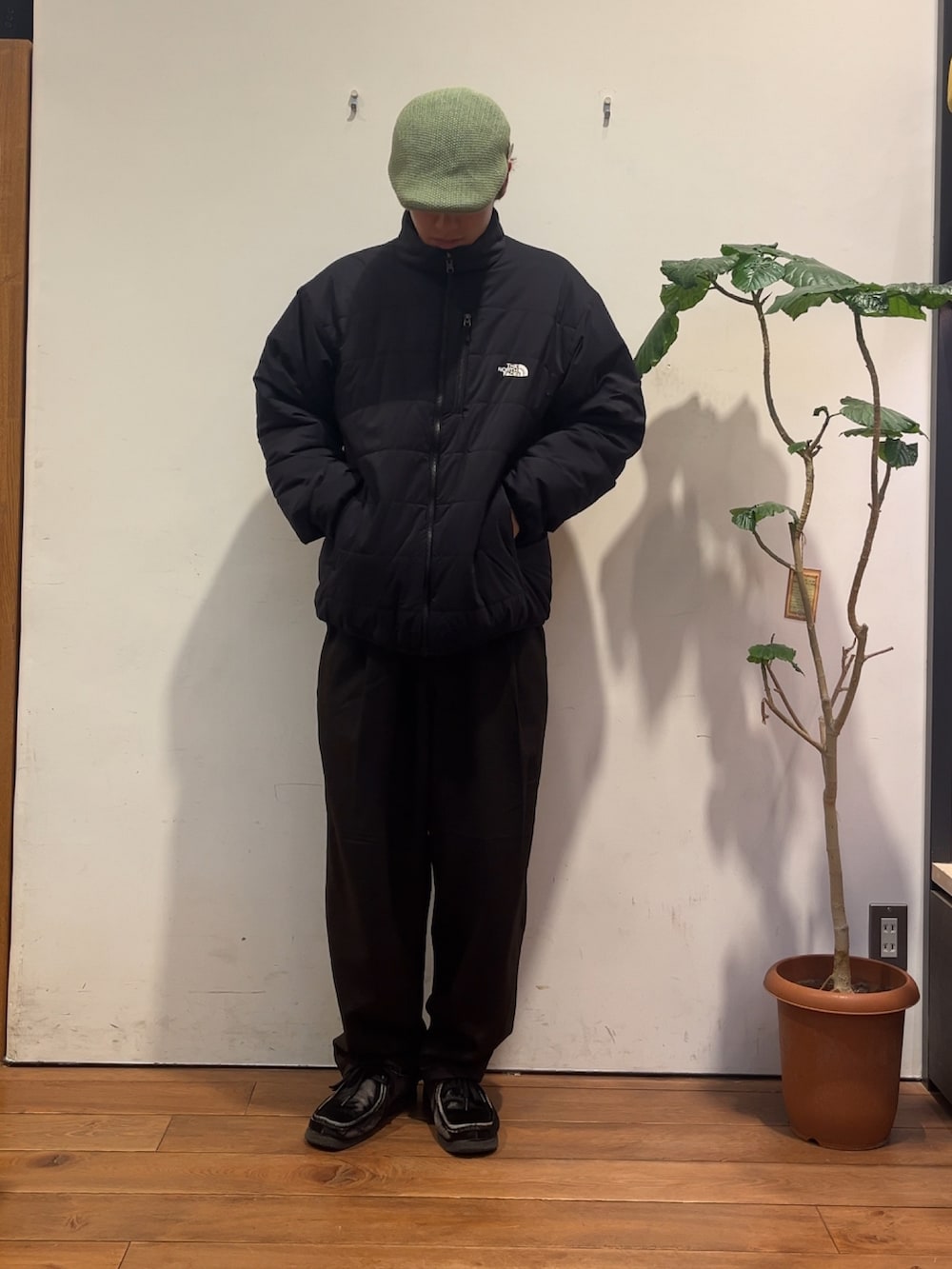 グレー系のニット/セーター、ブラック系のその他アウター、ブラウン系のその他パンツを着用したメンズの秋コーディネートの6枚目の写真