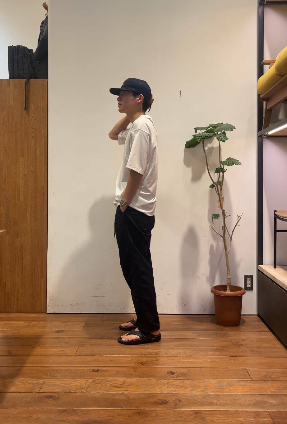 ブラック系のその他パンツ、ブラック系のサンダル、ホワイト系のTシャツ/カットソーを着用したメンズの夏コーディネートの2枚目の写真