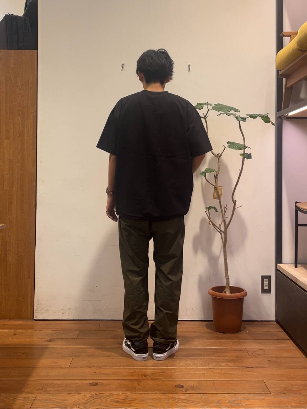 グリーン系のその他パンツ、ブラック系のTシャツ/カットソー、ブラック系のスニーカーを着用したメンズの夏コーディネートの3枚目の写真