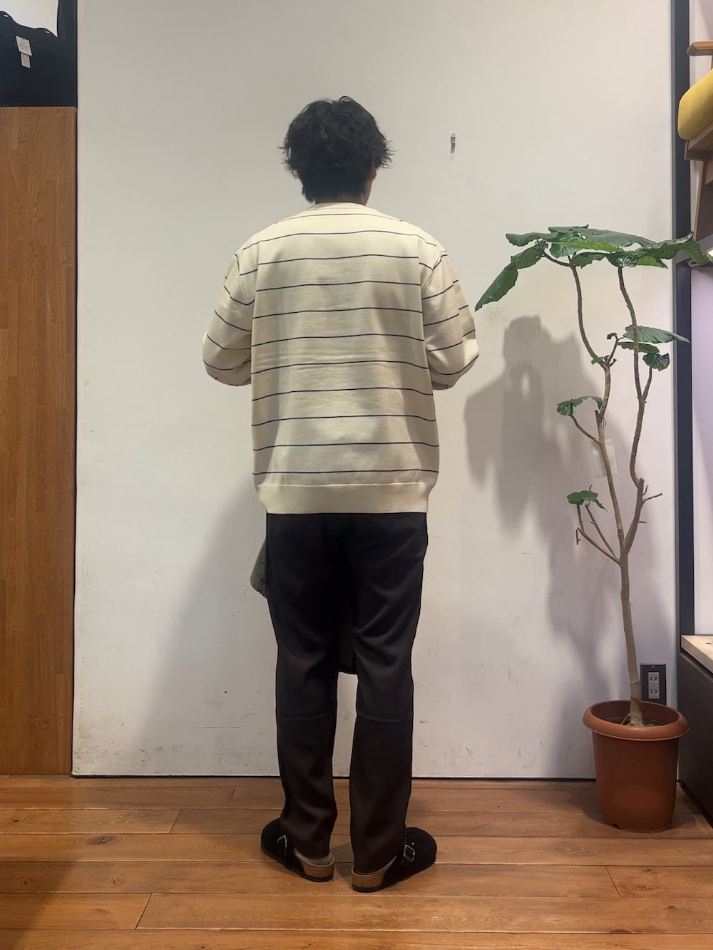 ホワイト系のニット/セーター、グリーン系のブルゾン、ブラウン系のその他パンツを着用したメンズの秋コーディネートの3枚目の写真