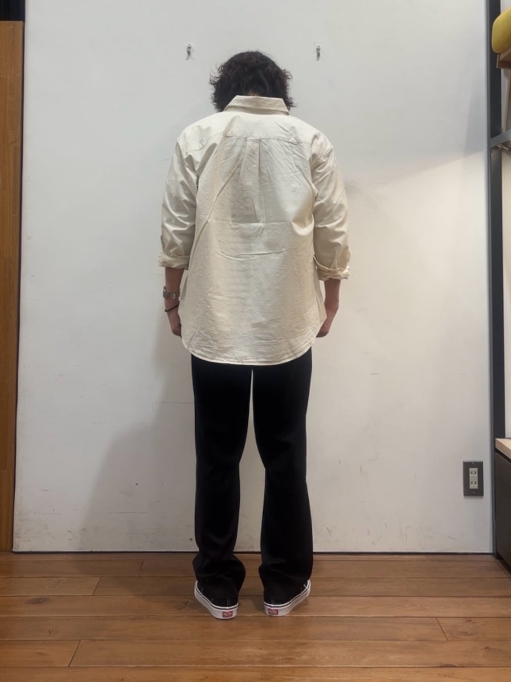 ブルー系のTシャツ/カットソー、ホワイト系のシャツ/ブラウス、ブラック系のその他パンツを着用したメンズの春コーディネートの3枚目の写真