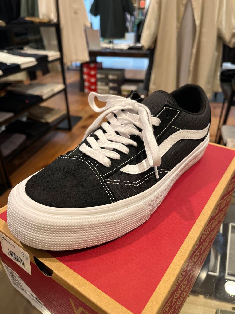 グリーン系のその他パンツ、ブラック系のTシャツ/カットソー、ブラック系のスニーカーを着用したメンズの夏コーディネートの6枚目の写真