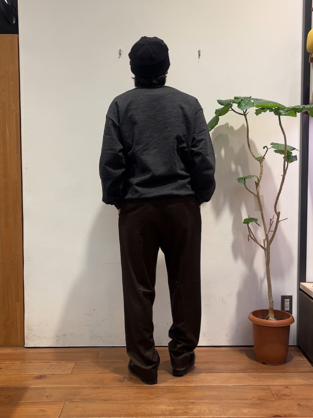 ブラック系のスウェット、ブラウン系のその他パンツ、ブラック系のニットキャップ/ビーニーを着用したメンズの秋コーディネートの3枚目の写真