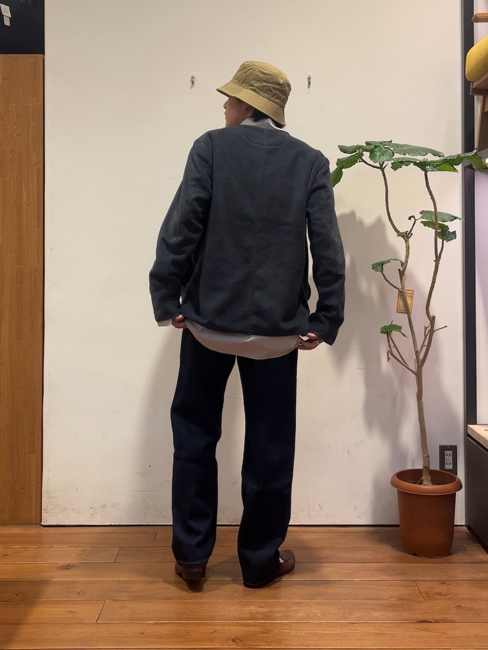 その他のシャツ/ブラウス、グリーン系のノーカラージャケット、ブルー系のデニムパンツを着用したメンズの秋コーディネートの3枚目の写真