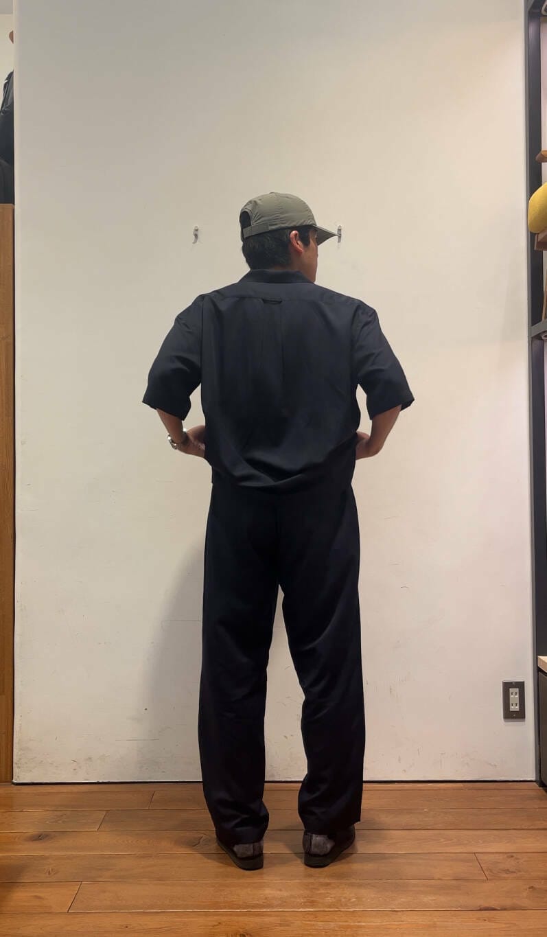 ブルー系のシャツ/ブラウス、ブルー系のその他パンツを着用したメンズの夏コーディネートの3枚目の写真