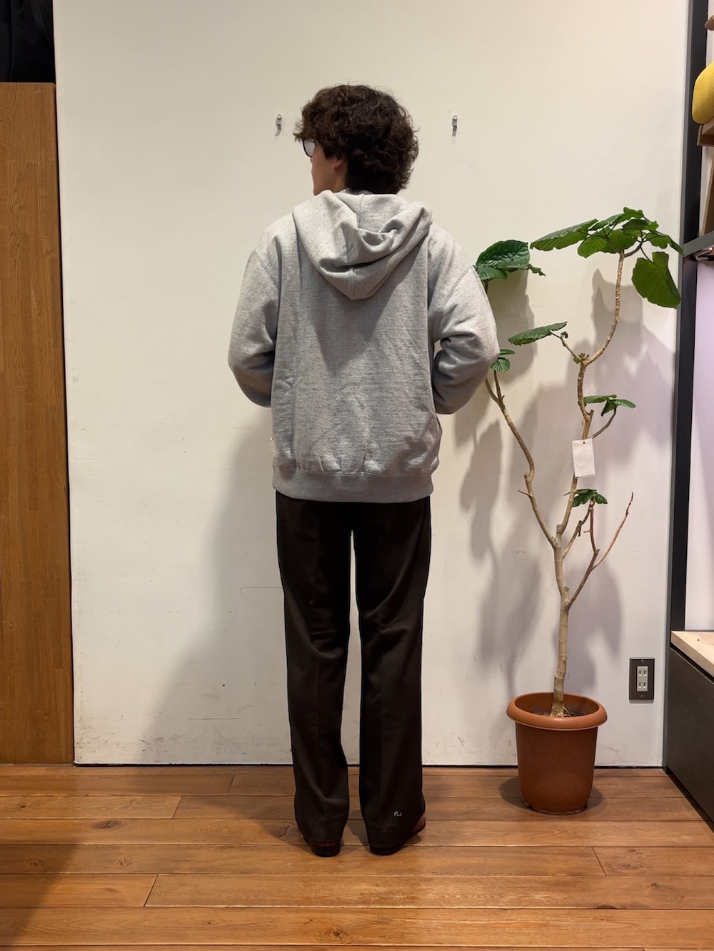 ホワイト系のTシャツ/カットソー、グレー系のパーカー、ブラウン系のその他パンツを着用したメンズの秋コーディネートの3枚目の写真