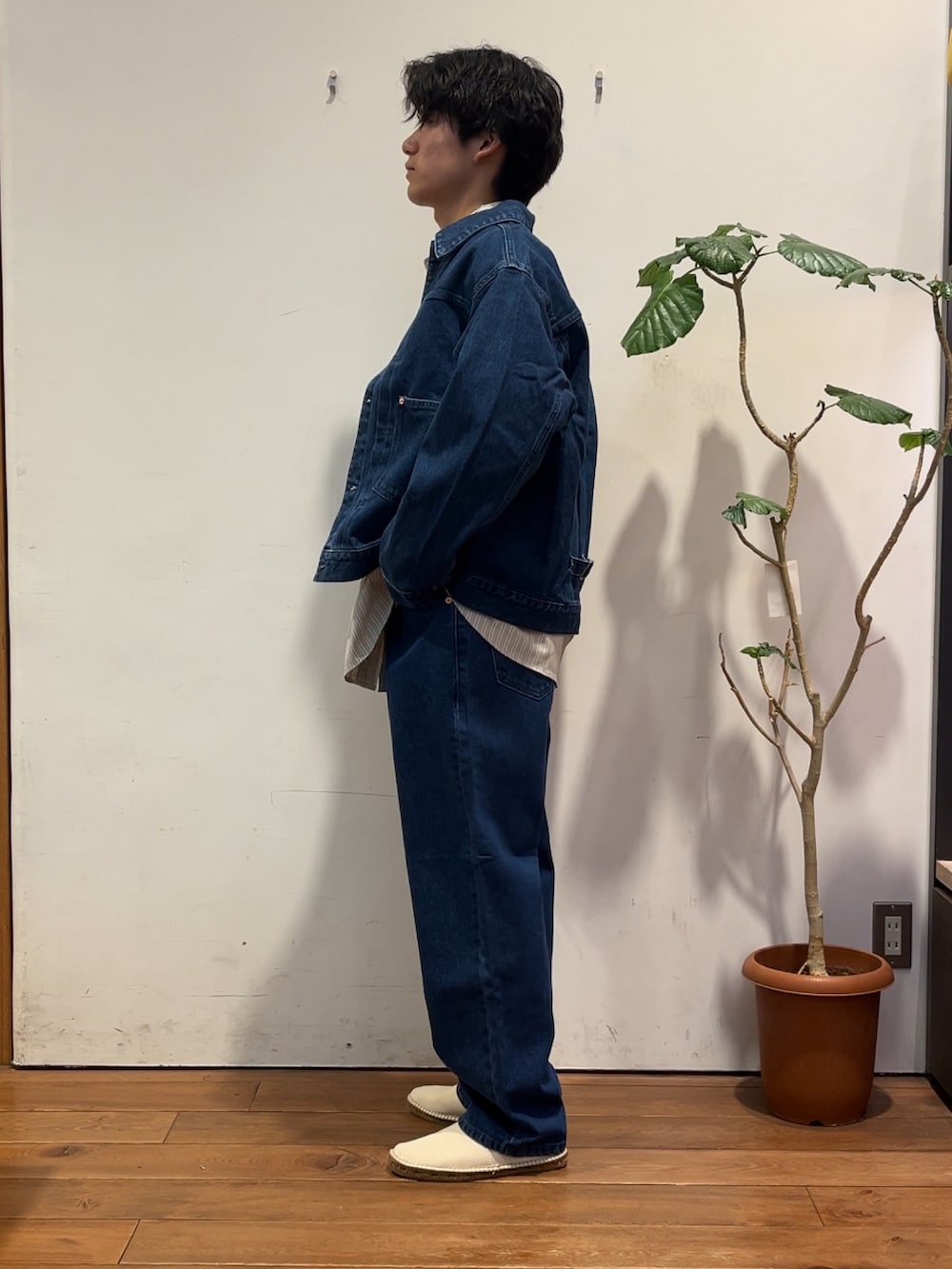 ブルー系のデニムジャケット、ブルー系のデニムパンツ、ベージュ系のシャツ/ブラウスを着用したメンズの秋コーディネートの2枚目の写真