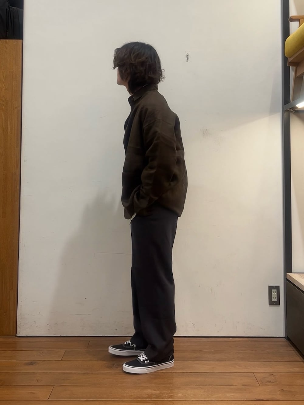 グリーン系のシャツ/ブラウス、ブラウン系のその他アウター、グレー系のその他パンツを着用したメンズの春コーディネートの2枚目の写真